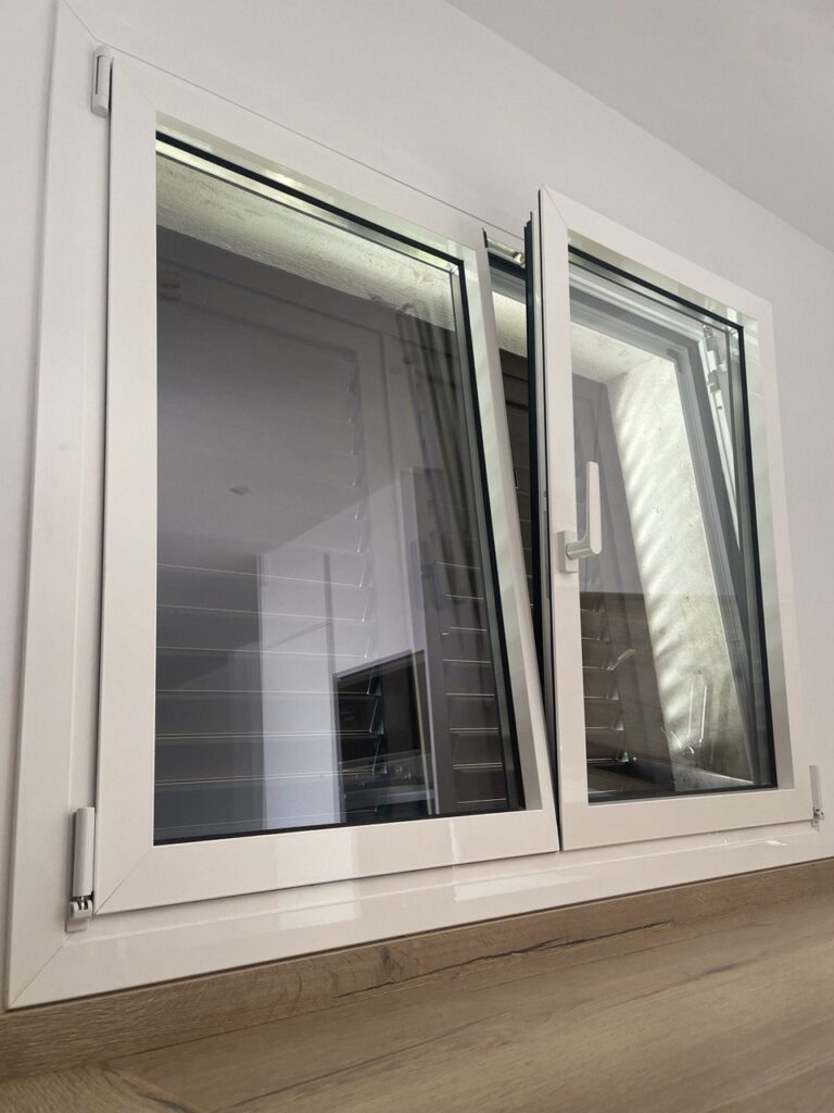 Ventana oscilo-batiente